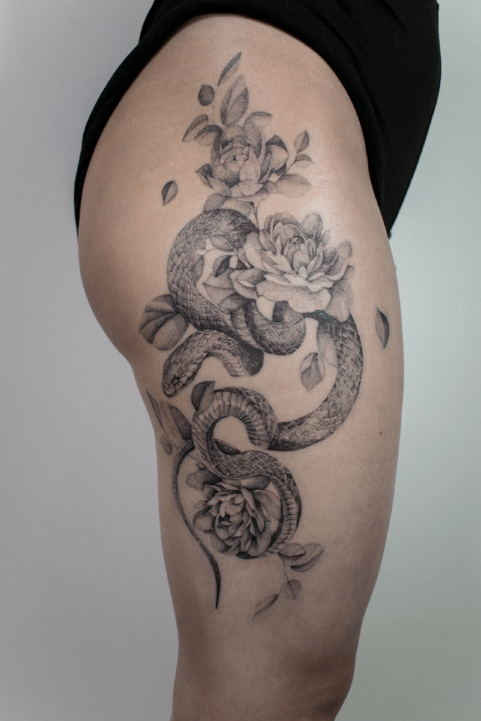 Composizione Floreale con Serpente Realistico - Portfolio - Arte Incisa